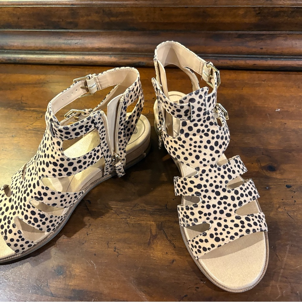 Stylish Tan and Black Women's Sandals